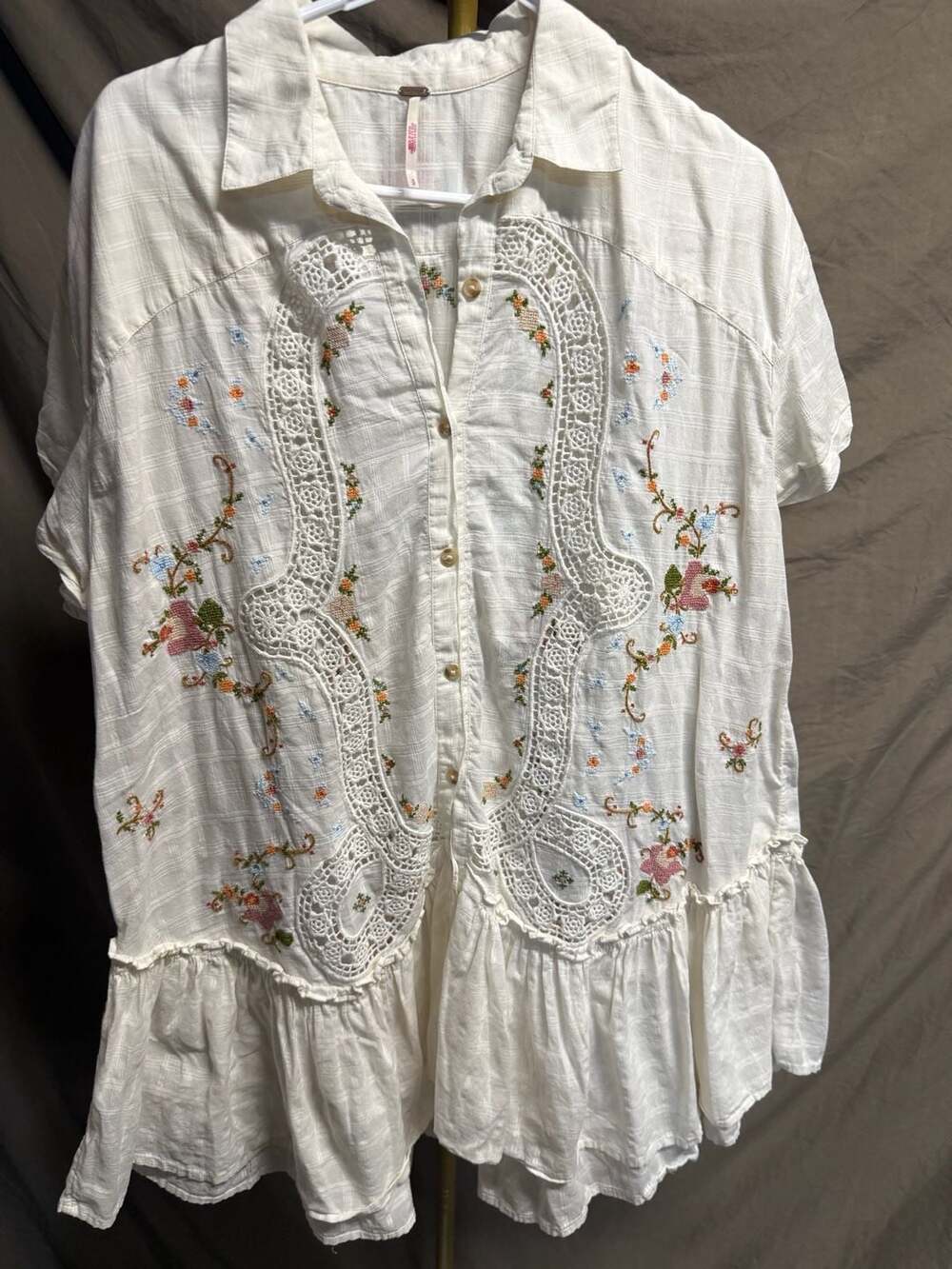 Free People White Plaid Embroidered Floral Button-Down Ruffle Hem Tunic Shirt S - Picture 3 of 4